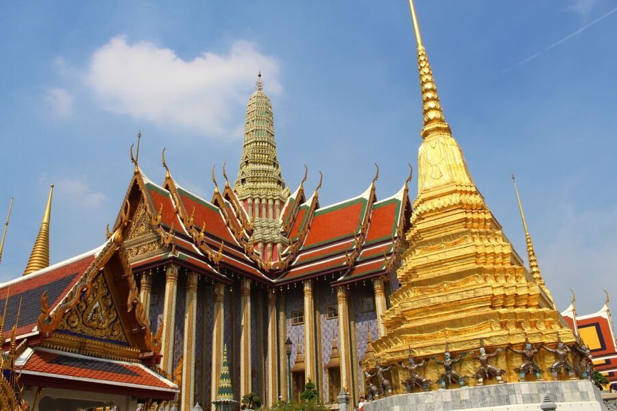 Thai people decorate temples great details