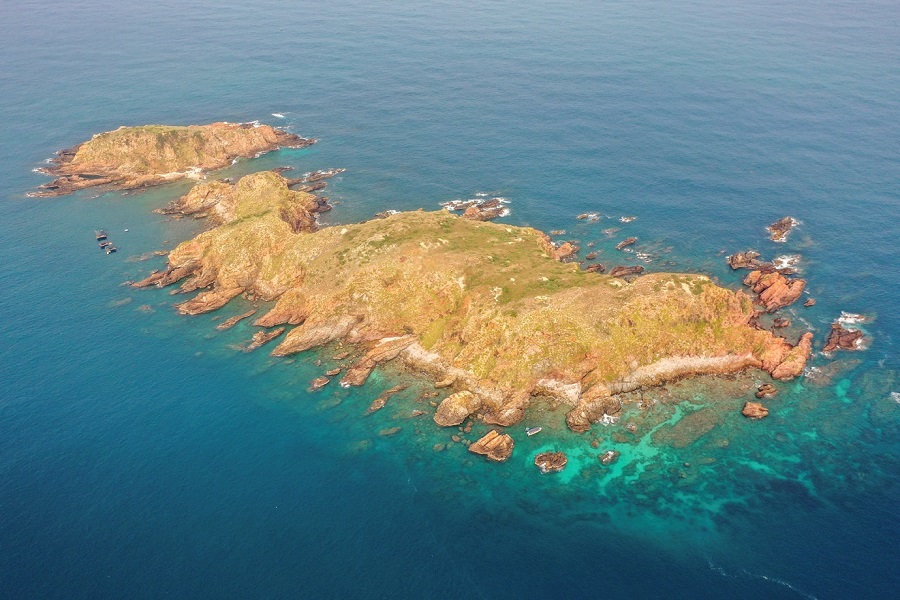 Being nearly uninhabited, Seo Island has kept its wild beauty and calm atmosphere