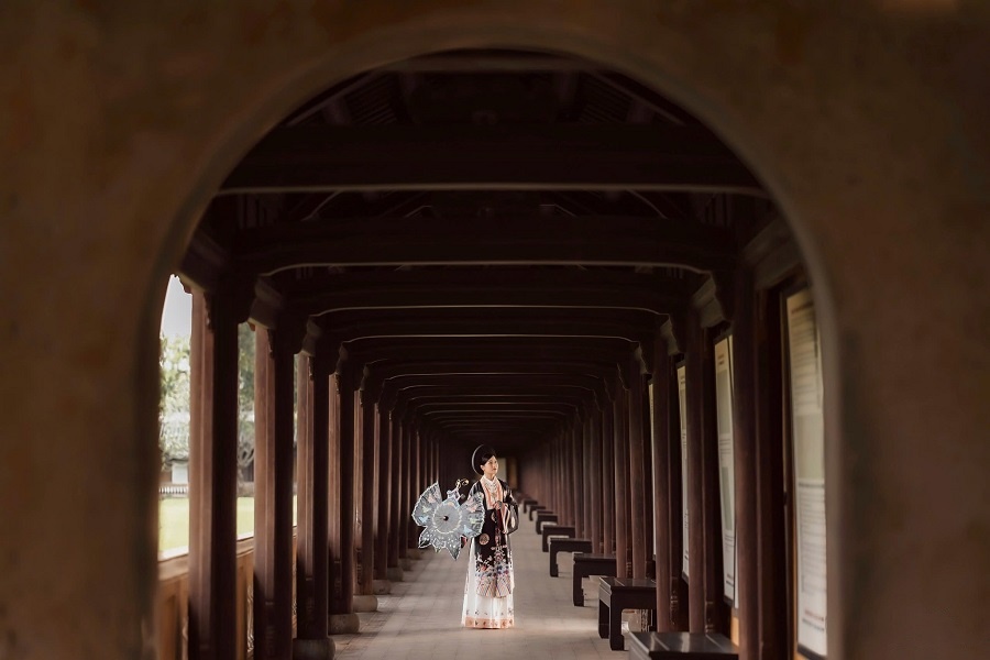 The costume perfectly matches Hue Imperial City’s vibe