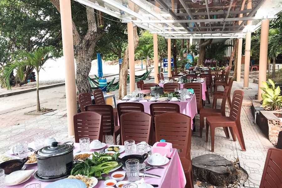  Enjoying a delicious meal while watching gentle waves lap the shore and the sun set over the horizon is a truly unforgettable experience.