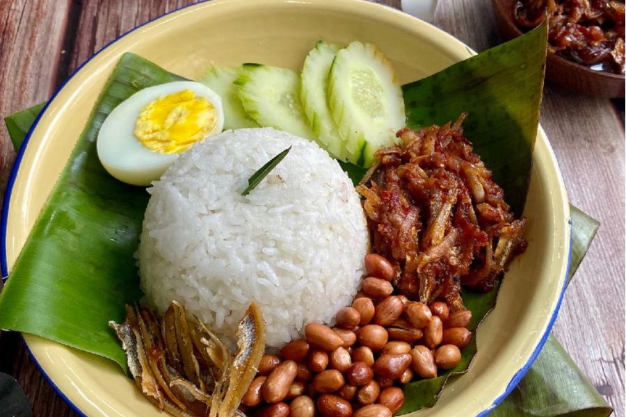 The cuisine in Malaysia’s beautiful coastal cities is a delicious fusion of diverse cultures, offering unforgettable flavors that enrich any Malaysia vacation.