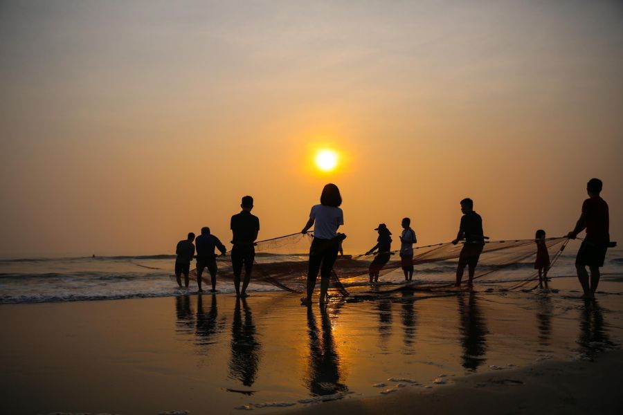 Coming to Mui Nai, visitors can not only swim in the sea but also immerse themselves in the simple life of local fishermen.