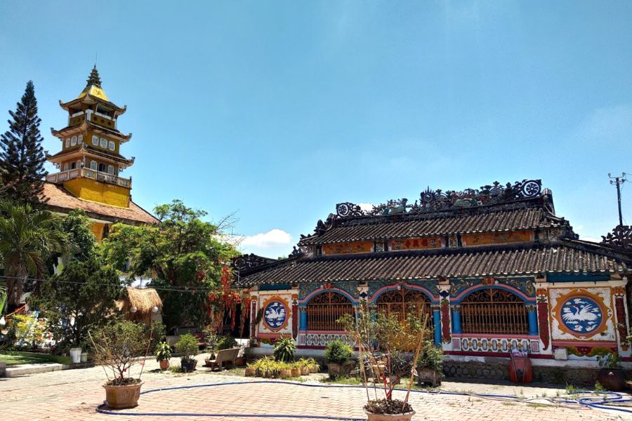 Phuoc Hung Pagoda, also known as Huong Pagoda, is located at 461 Hung Vuong Street, Ward 1, Sa Dec City, Dong Thap Province