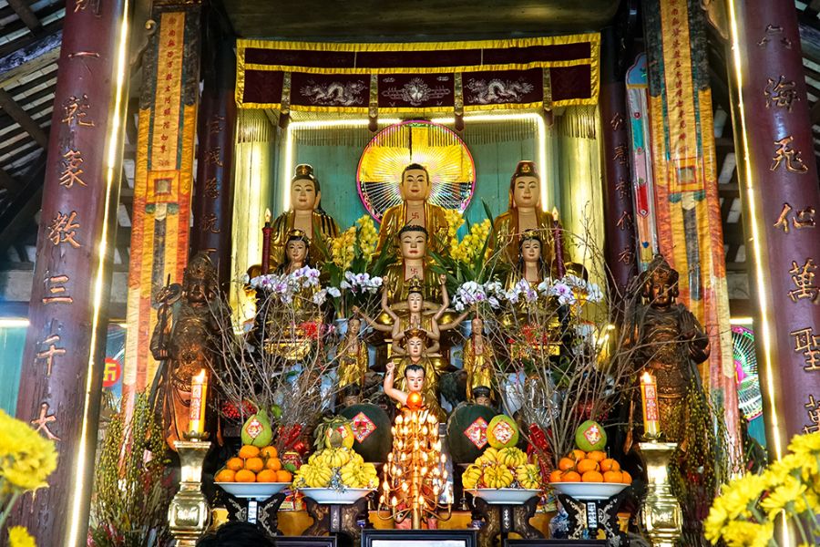 As you pass through the Dong Lang gate to enter the main hall of Phuoc Hung Pagoda, you are greeted by two parallel sentences that echo the aspirations and spiritual dedication of the temple’s founders.