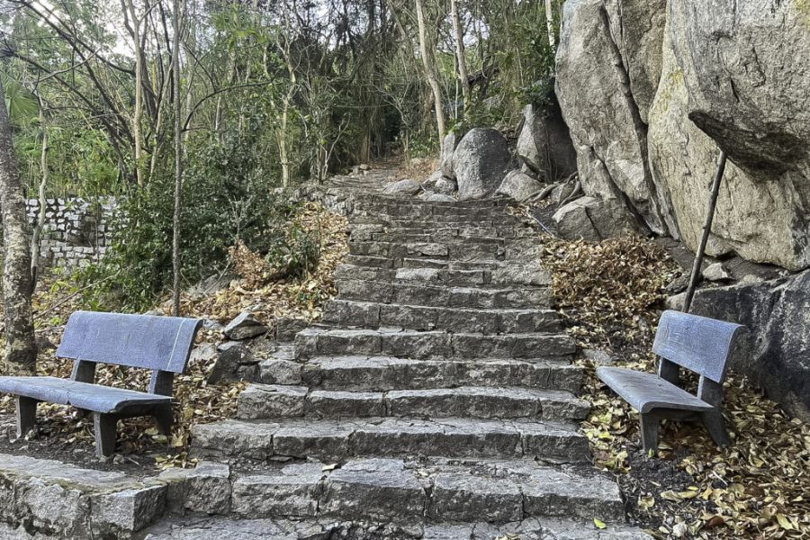 The path leading to the summit of Thi Vai Mountain is built with over 1,300 winding granite steps that curve gracefully along the mountainside. 
