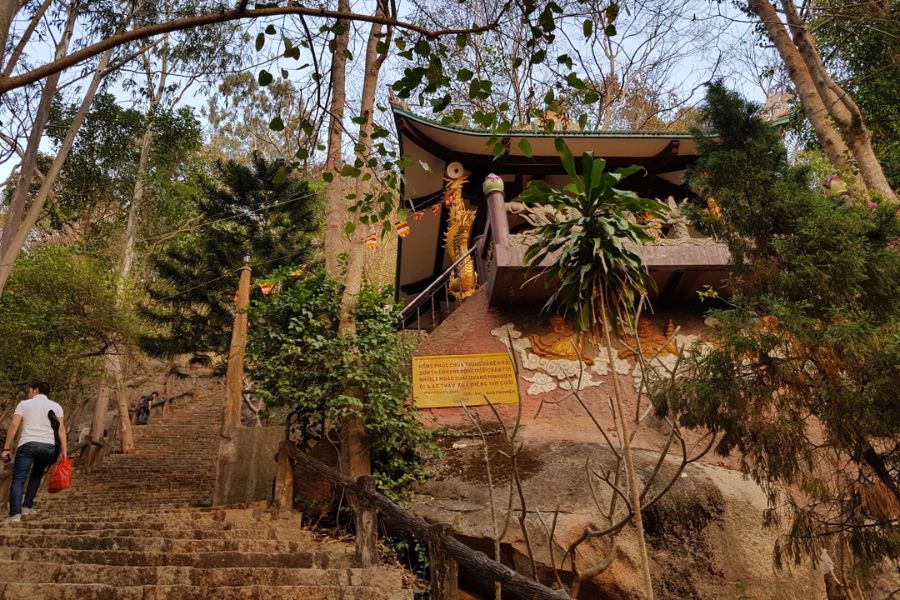 Continuing the journey up Thi Vai Mountain, you will arrive at Linh Son Hong Phuc Pagoda, also known as the Middle Pagoda