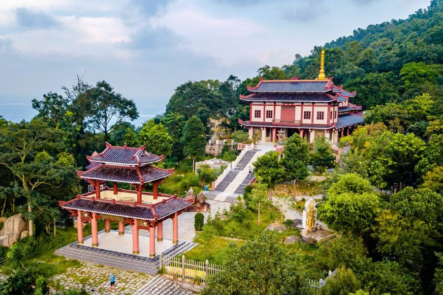 Near the summit of Thi Vai Mountain lies Linh Son Buu Thien Pagoda, commonly referred to by locals and visitors as the Upper Pagoda or Ancestral Pagoda.