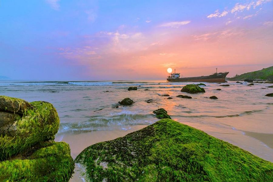 Nam O – Where Rocky Shores and Green Moss Turn into a Painting. 