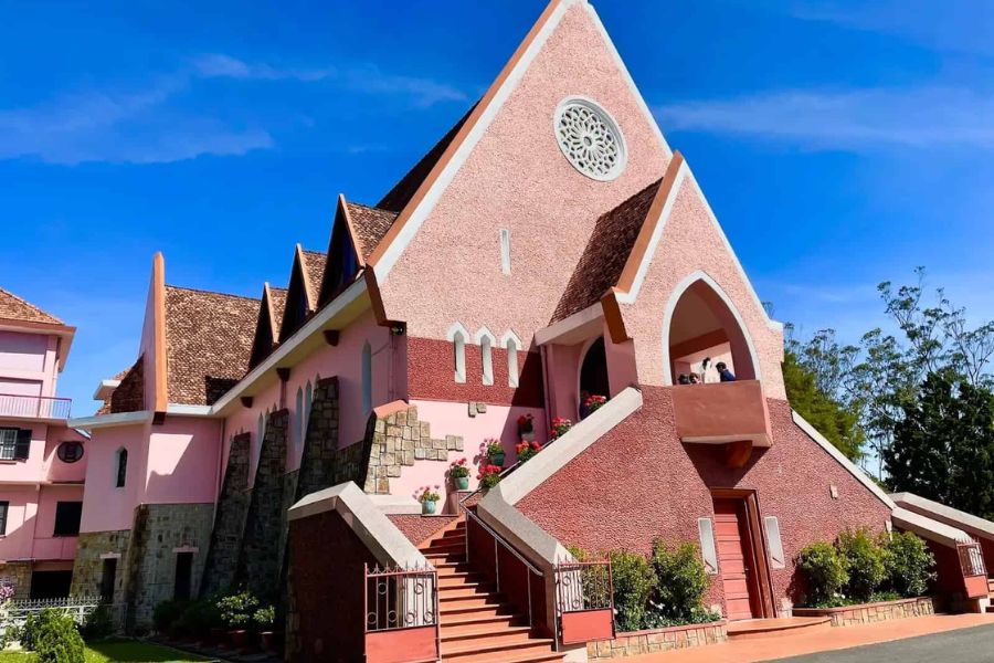 Domaine de Marie Church is one of the three most famous churches in the city of flowers. 