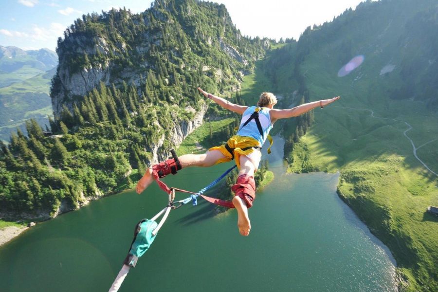 A bungy jump from over 50 meters – a thrilling challenge on your healing travel Thailand journey.