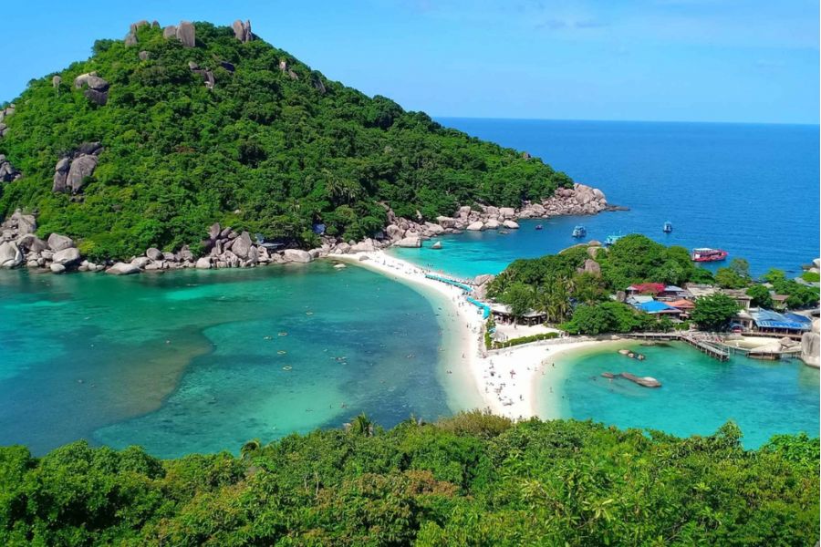 Koh Samui in August offers a perfect blend of brief rainy showers and sunny skies, making it an ideal destination for a refreshing Thailand vacation.