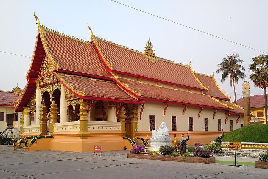  Wat Ong Teu is renowned for housing the Emerald Buddha, a sacred and revered image that adds to the spiritual significance of the capital city's religious landscape