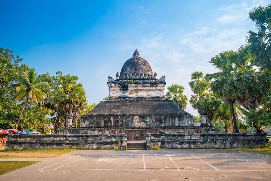 The architecture of Wat Wisunalat reflects a mix of Lao and Lan Xang styles, and its serene atmosphere invites visitors to immerse themselves in the spiritual ambiance