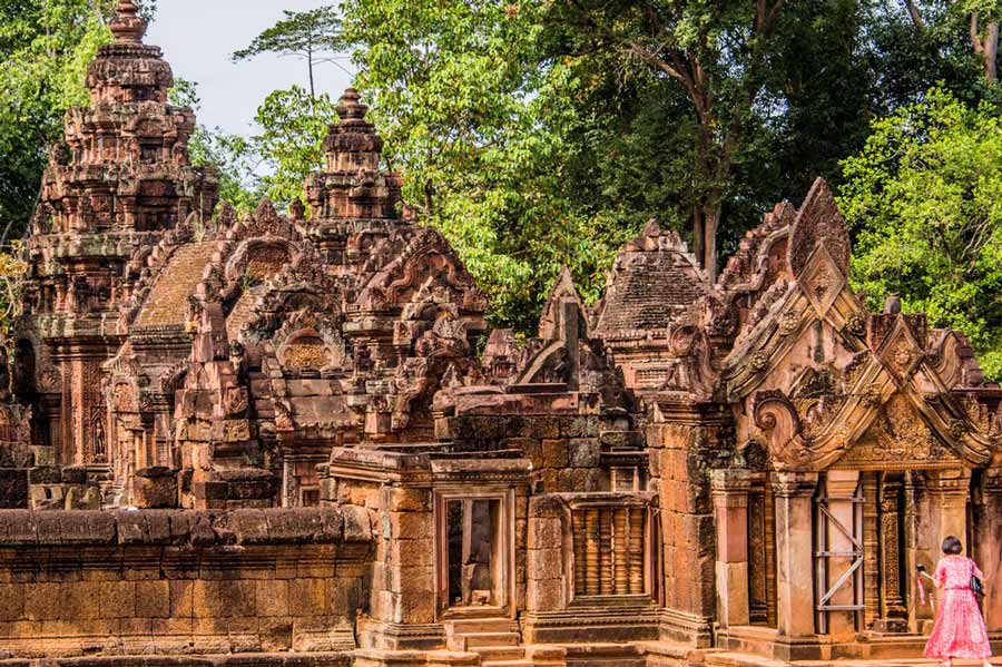 Banteay Srei temple - pink stone