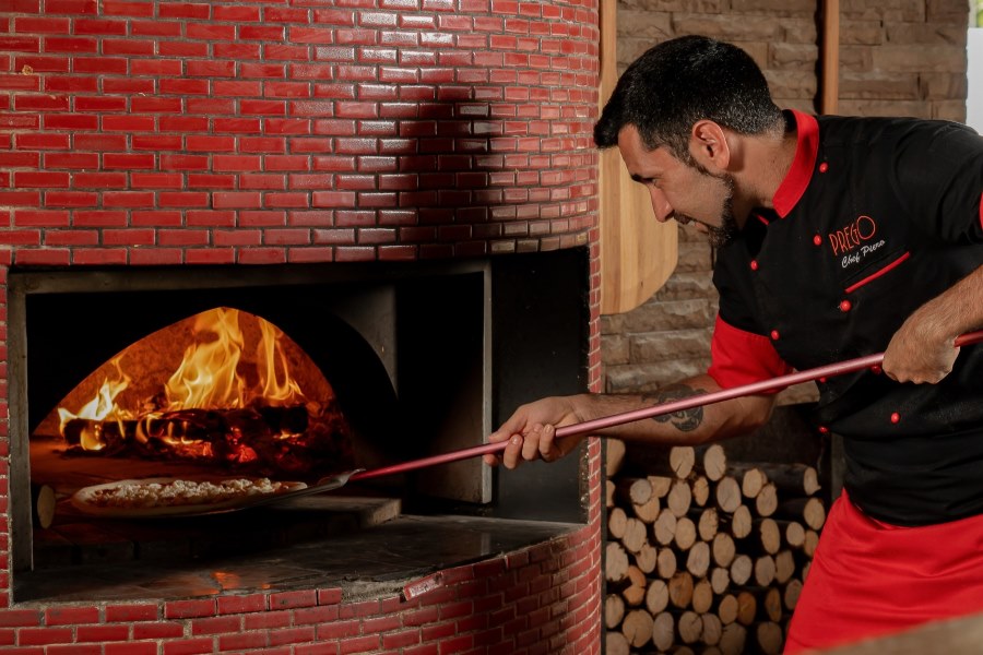 Try the authentic pizza made by an Italian chef (Source: Prego Samui)