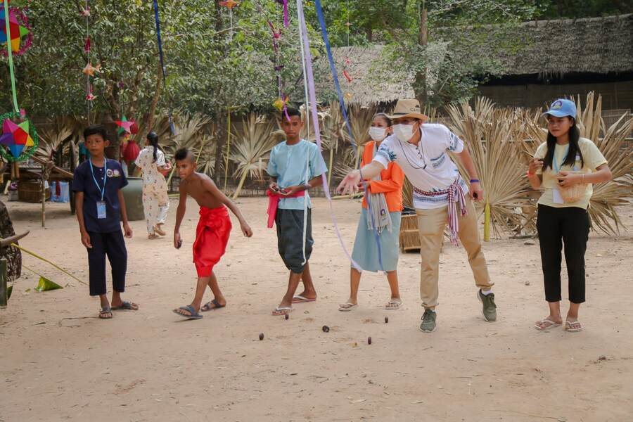 Tourists join Bos Angkunh game with locals 