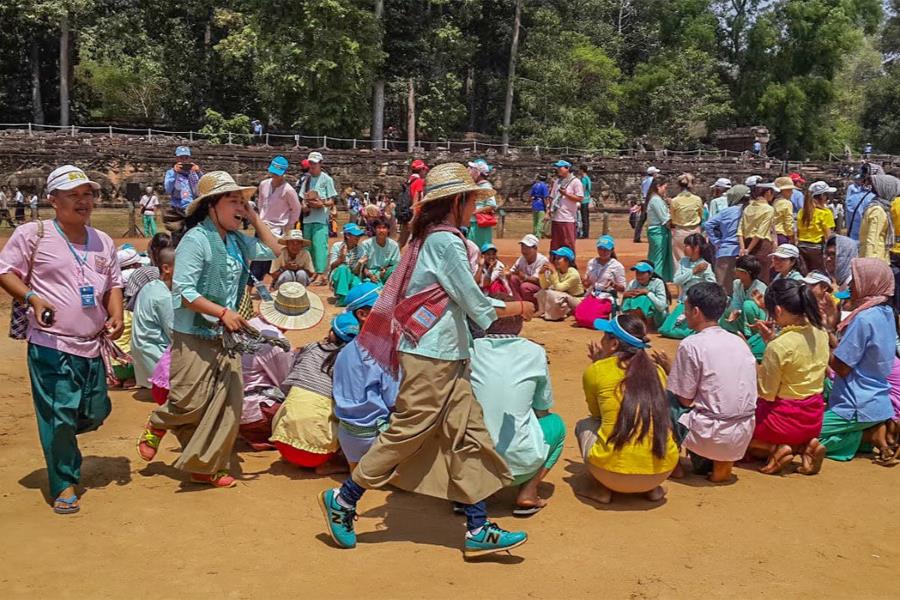 People sit in a circle to play Leak Kanseng