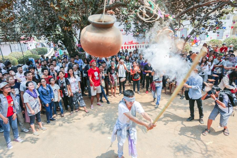 Breaking Pot - A traditional game in Cambodian New Year