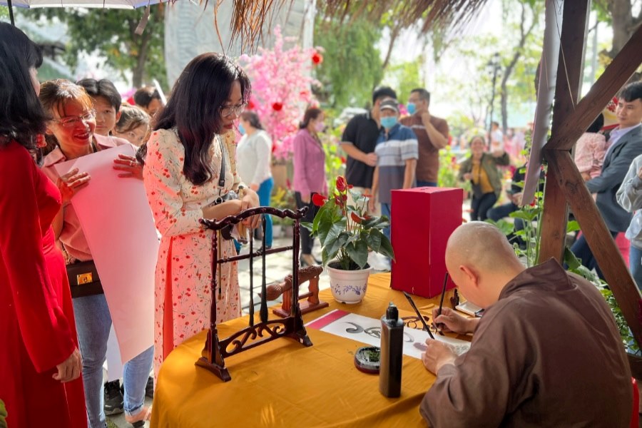 People ask for couplets at the temple
