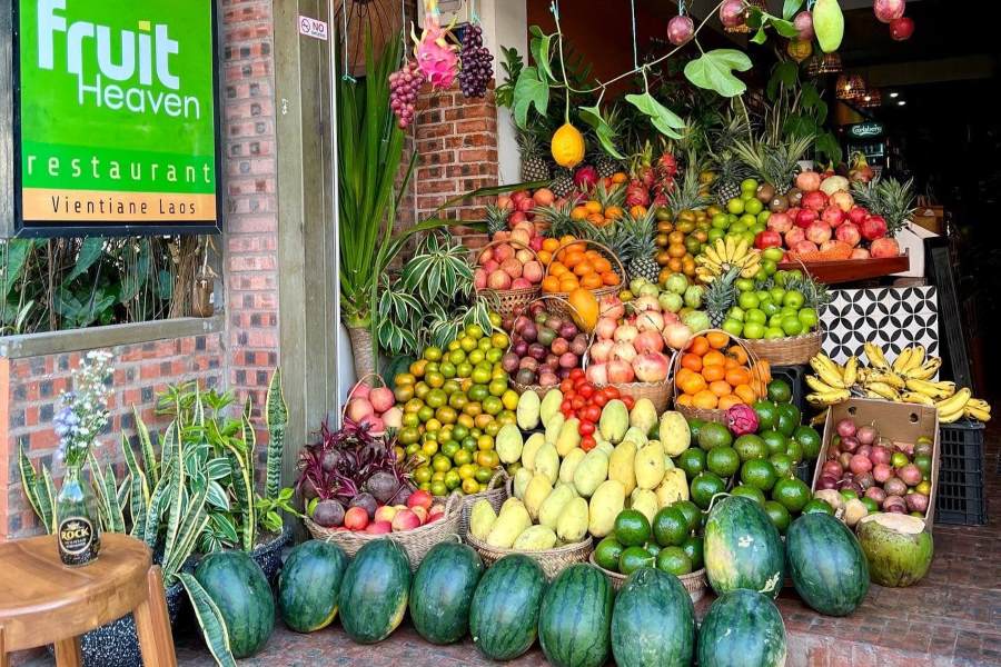 A paradise of tropical fruit in the center of Vientiane 