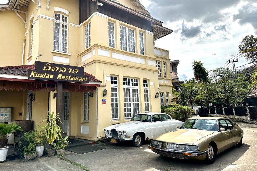 Check-in with two vintage cars of Kualao Restaurant in Vientiane 