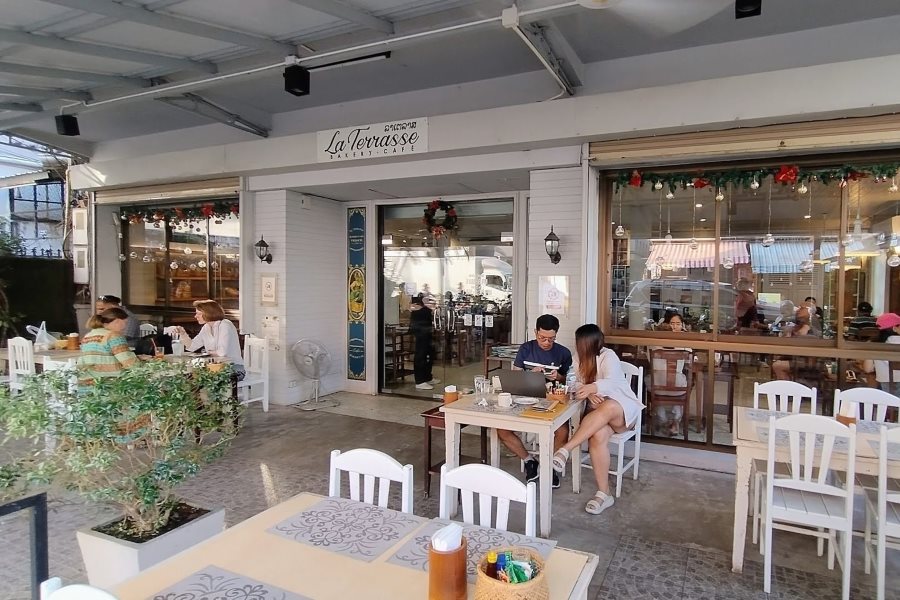 A favorite restaurant in Vientiane for foreign tourists in the morning