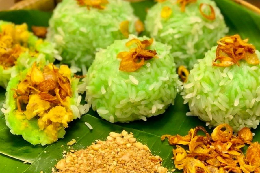 Don't forget to try the sticky rice cake from Diem village when you visit the festival.