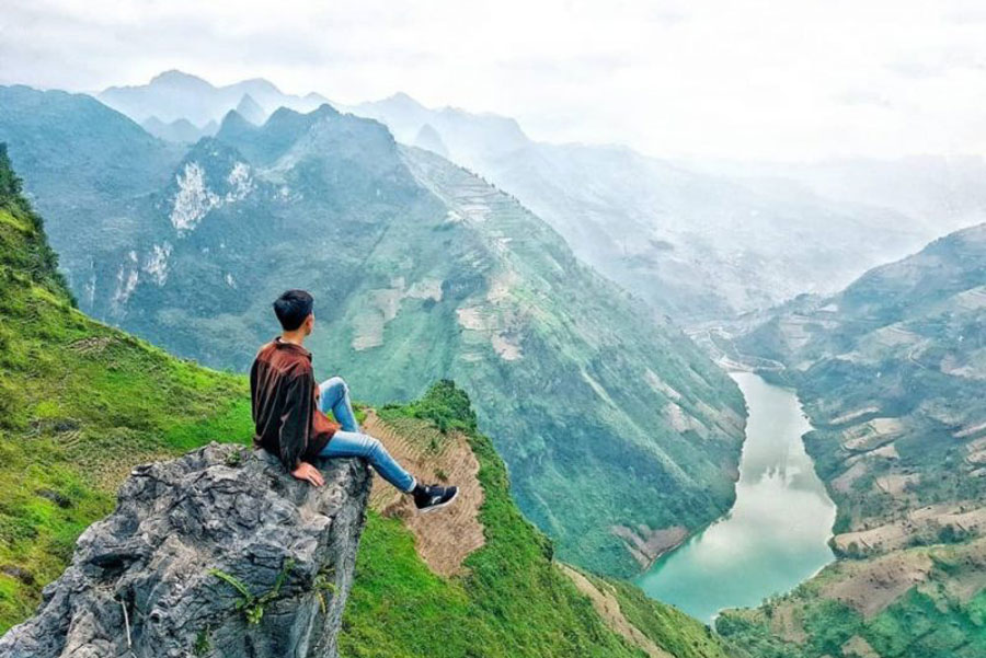Mountain pass in Ha Giang -  adventurous spirits of Ma Pi Leng Pass