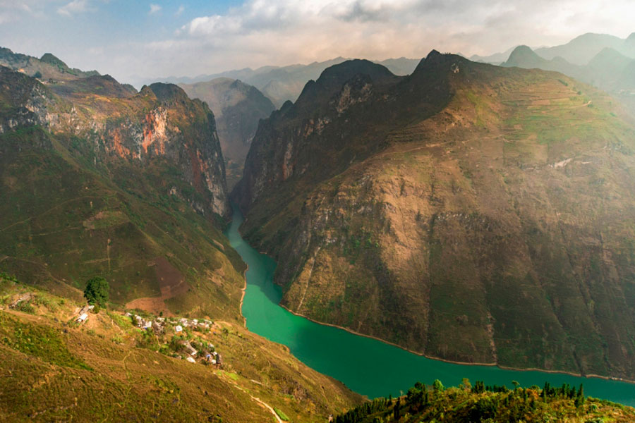 Mountain pass in Ha Giang - breathtaking panoramas of the Nho Que River