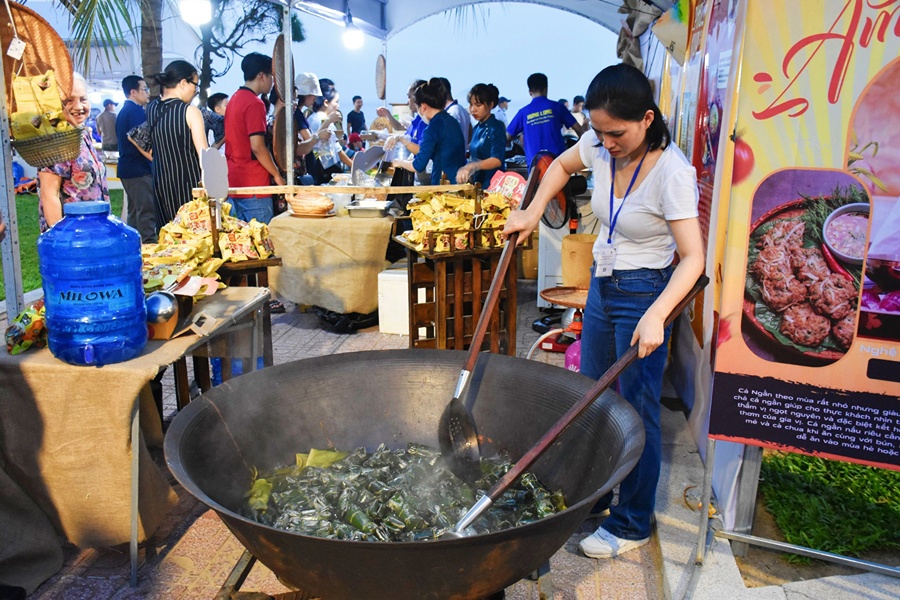 Taste local food in night market&nbsp;