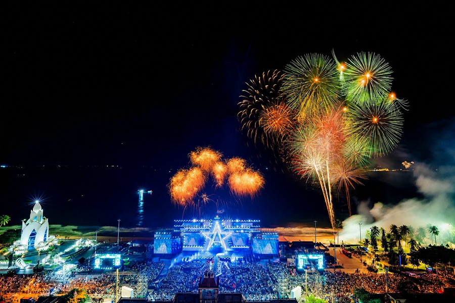 Fireworks Display near the beach&nbsp;
