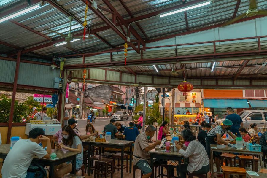 Go Benz Restaurant is famous among locals for dry rice porridge (Source: Bucketlist)