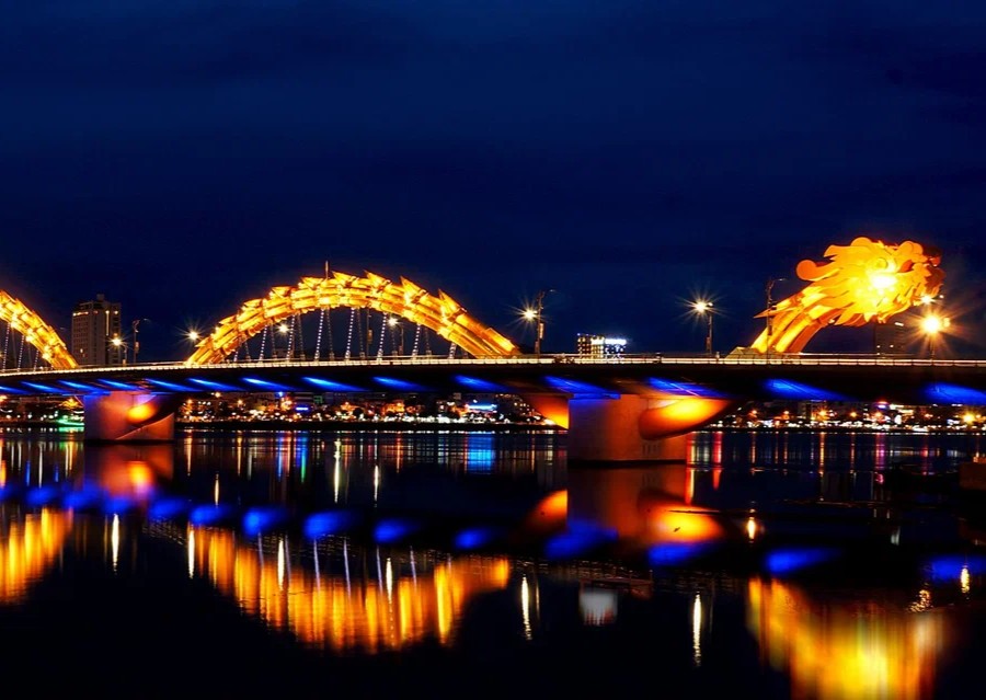 Dragon Bridge lights up in Da Nang’s