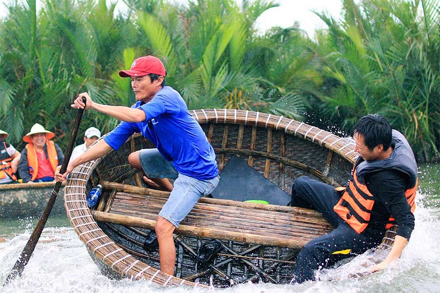 Things to do in Hoi An: Basket boat dance