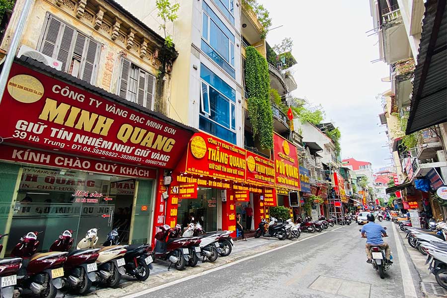 Vietnam currency: Exchange currency in jewelry shops