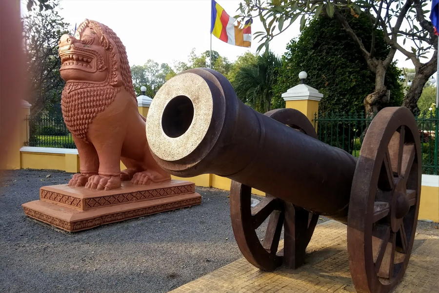 The cannons and lions at the front gate of Battambang Historical Museum