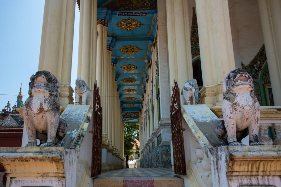 The lions guarding the perimeter of Wat Damrey Sor