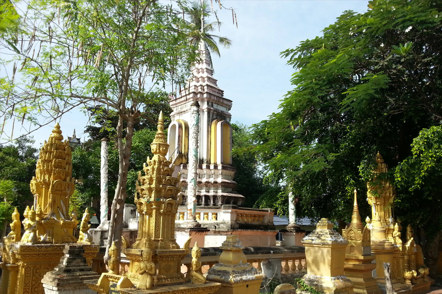 The garden with the main chedi in Wat Damrey Sor