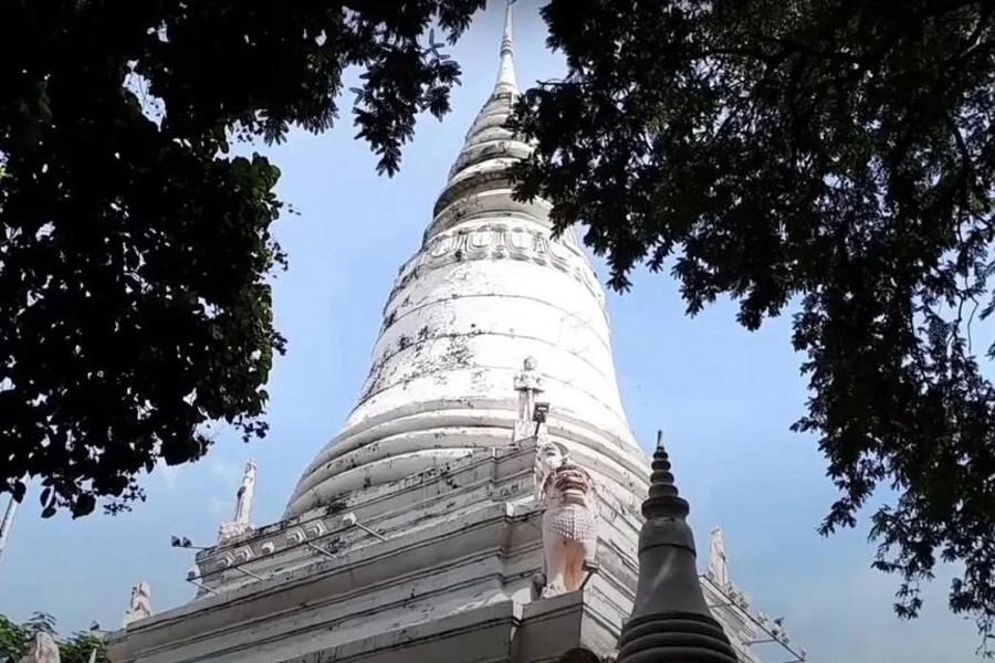 King Ponhea Yat’s stupa inside Wat Phnom (Cre: Cambodian Recipe)