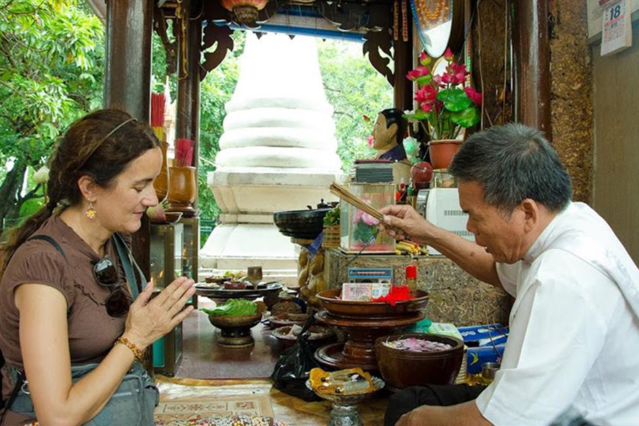 Fortune tellers in Wat Phnom (Cre: Divui)