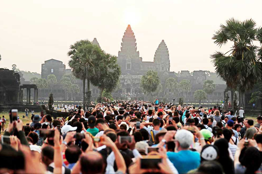 Flock of tourists visiting Angkor Wat 