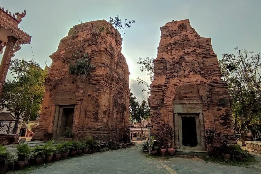 Neang Khmao Temple, Takeo