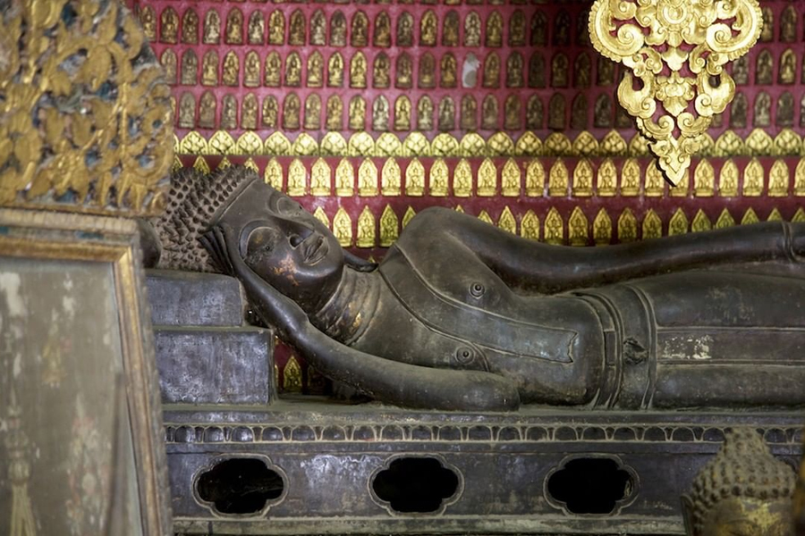 The Reclining Buddha Statue inside Wat Xieng Thong (Cre: cattour)