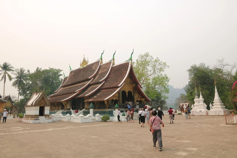 Tourists visiting Wat Xieng Thong (Cre: Trip.com)