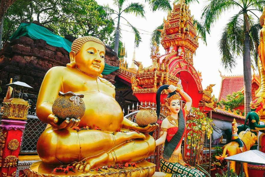 Depiction of Si Muang next to Buddha image, Wat Si Muang