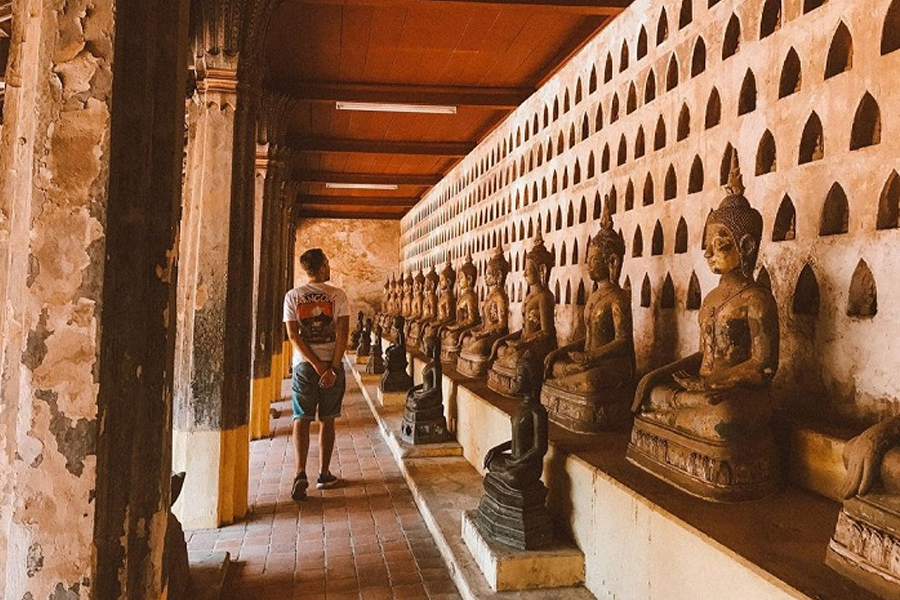 Visitors at Wat Si Saket 