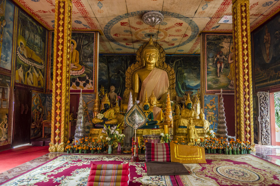  The congregation hall in Wat Luang