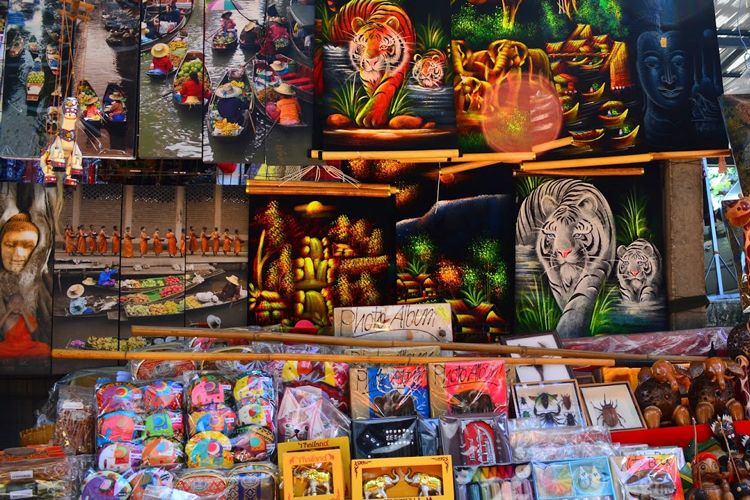 Along the canals and in the market area, there are shops selling traditional Thai arts and crafts