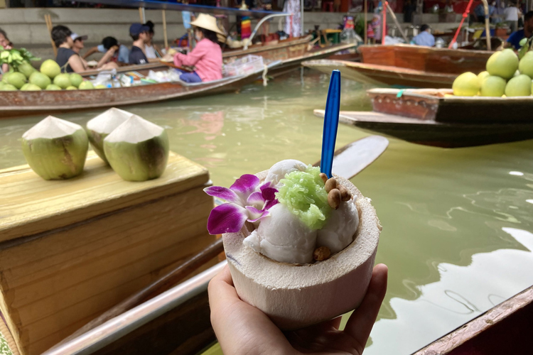 Because there are so many coconut plantations in the area, coconut ice cream is a well-liked and refreshing delicacy