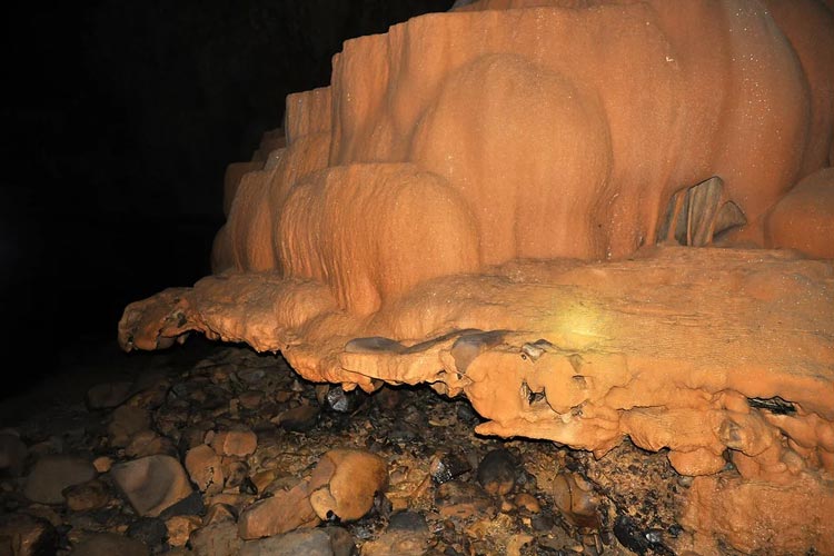 This cave is notable for its stunning stalactite and stalagmite formations, as well as a stream that flows through it